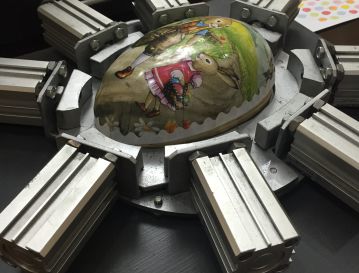 Pressing cardboard eggs